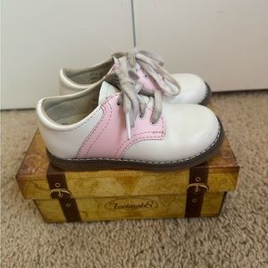 FootMate’s toddler Cheer Saddle Shoe pink and white
